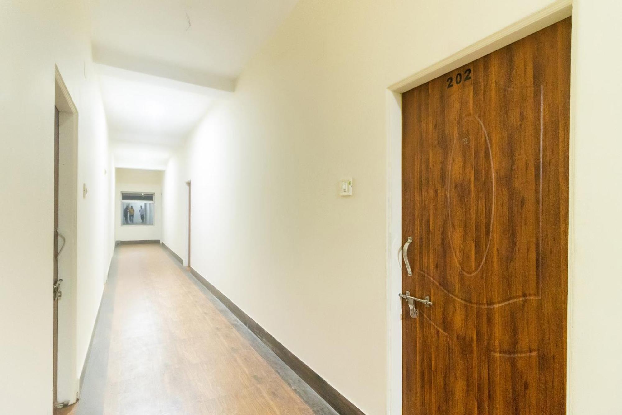 Spot On Prabir Residency Inn Urāli Zewnętrze zdjęcie